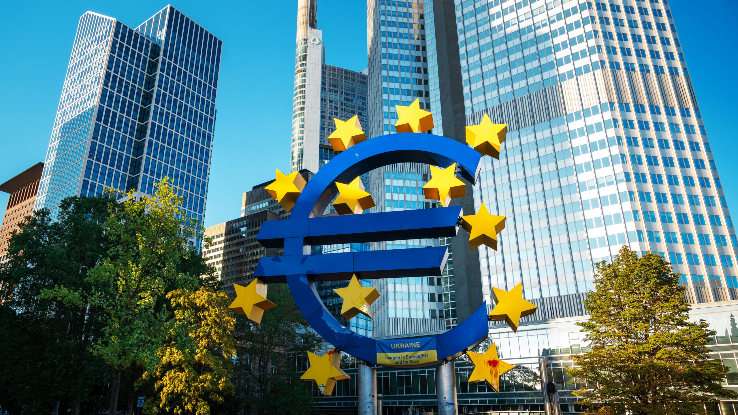 the euro skulptur in frankfurt downtown, germany